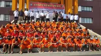 Puluhan tersangka kasus judi di Riau (baju oranye) yang ditangkap Polda Riau sejak Agustus. (Liputan6.com/M Syukur)