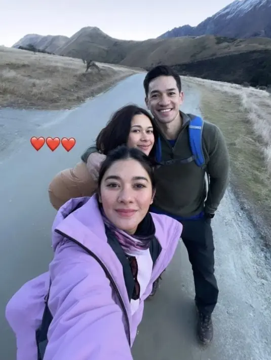 Tak hanya mereka bertiga dan kedua anak Nana, suami Nana, Andrew White pun turut serta dalam liburan ke New Zealand tersebut.  (@naymirdad)