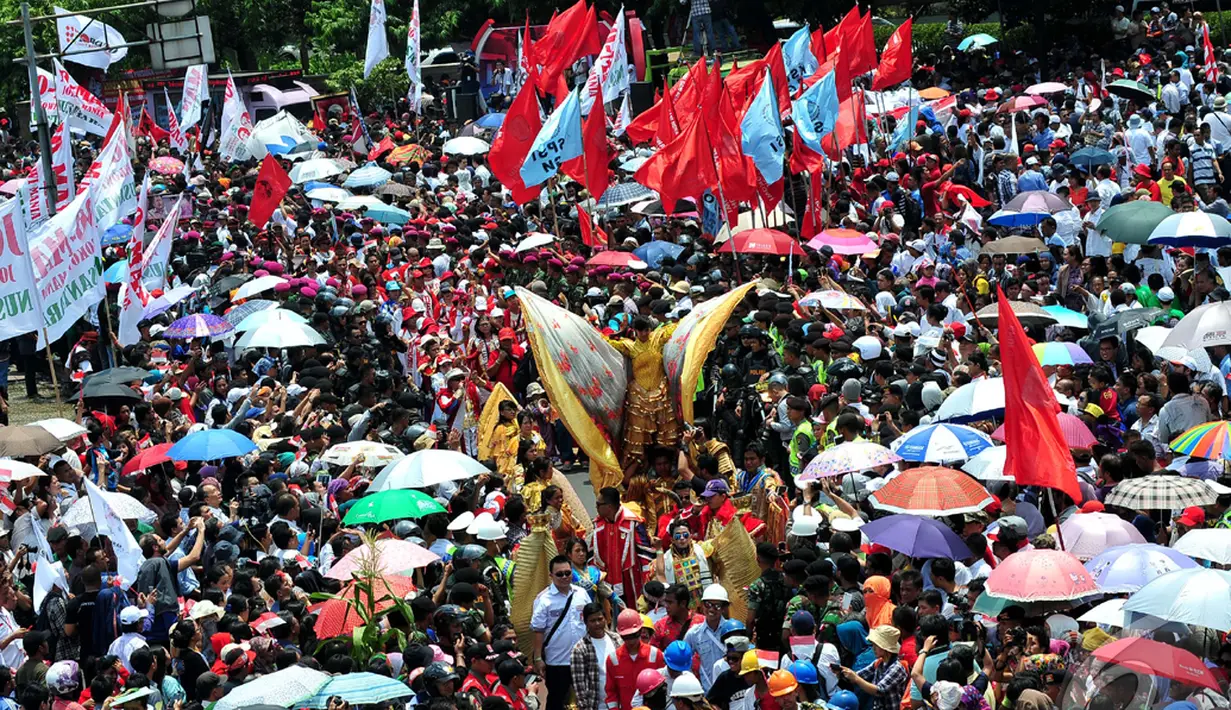 Massa menyemut menantikan kedatangan Presiden dan Wakil Presiden RI Joko Widodo dan Jusuf Kalla, Jakarta Pusat, Senin (20/10/2014) (Liputan6.com/Johan Tallo)