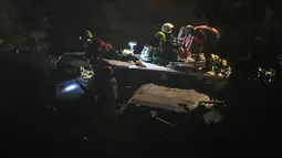 Petugas keselamatan darurat berusaha mengevakuasi korban tabrakan antara kereta penumpang dengan kereta barang di Kota Hermalle-sous-Huy, Belgia, Minggu (5/6). Akibat dari tabrakan itu, membuat 2 dari 6 gerbong terlontar dari rel. (JOHN Thys/AFP)