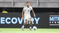 Winger Timnas Indonesia, Dean James saat melawan Lebanon pada FIFA Matchday di Stadion Gelora Bung Tomo, Surabaya, Senin (8/9/2025). (Bola.com/Abdul Aziz)