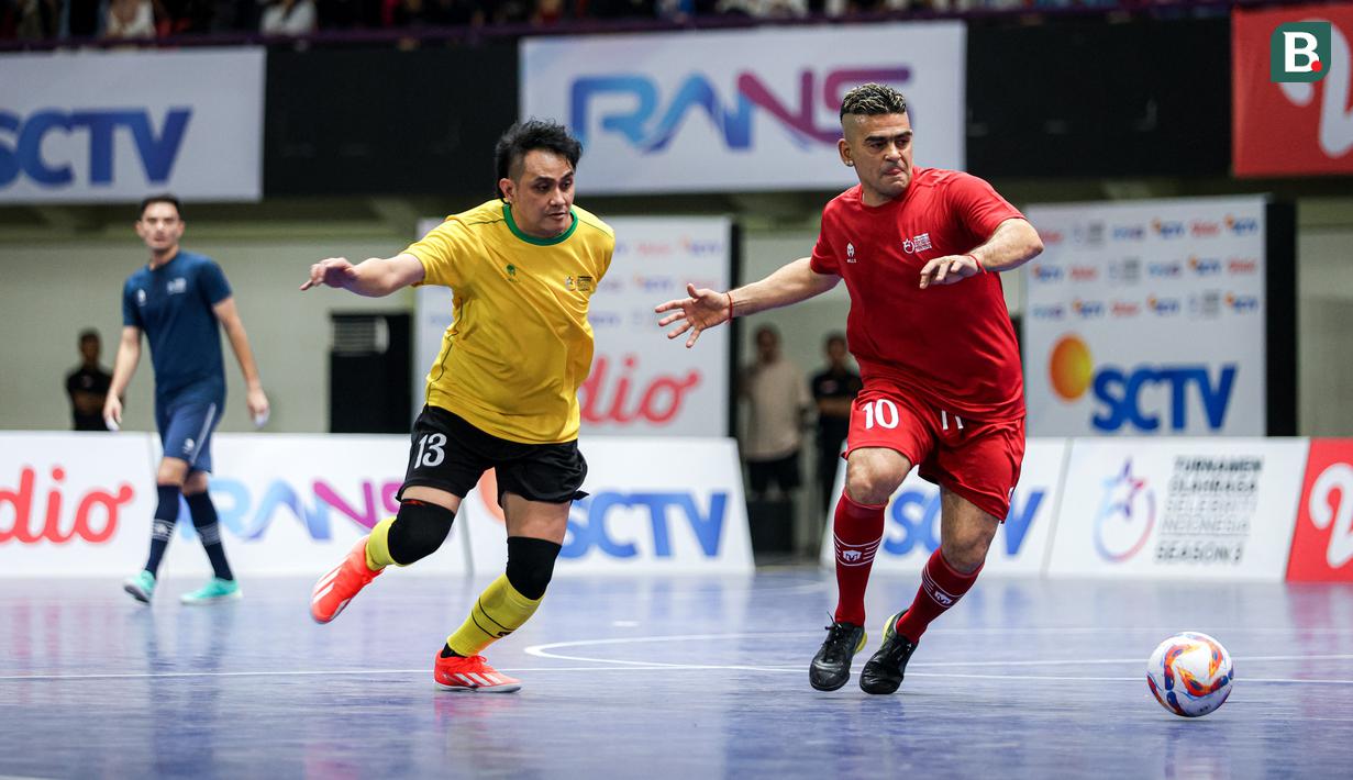 Pemain Red Rocket, Cristian Gonzales (kanan) berebut bola dengan pemain Golden Arrow, Vicky Nitinegoro pada laga futsal Turnamen Olahraga Indonesia (TOSI) Season 3 yang berlangsung di Indomilk Arena, Tangerang, Sabtu (12/10/2024). (Bola.com/Bagaskara Lazuardi)