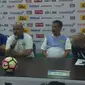 Asisten Pelatih Persib Bandung Herrie Setiawan (kedua dari kiri) mengatakan kemenangan atas PSM Makassar dipersembahkan untuk pelatih Djadjang Nurdjaman. Persib menang 2-1. (Liputan6.com/Kukuh Saokani)