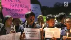 Wartawan dari berbagai media yang tergabung dalam Wartawan Hitam Jakarta menggelar unjuk rasa di depan Istana Merdeka, Jakarta, Kamis (26/9/2019). Mereka mengecam kekerasan terhadap jurnalis oleh kepolisian saat peliputan unjuk rasa di Gedung DPR. (Liputan6.com/Angga Yuniar)