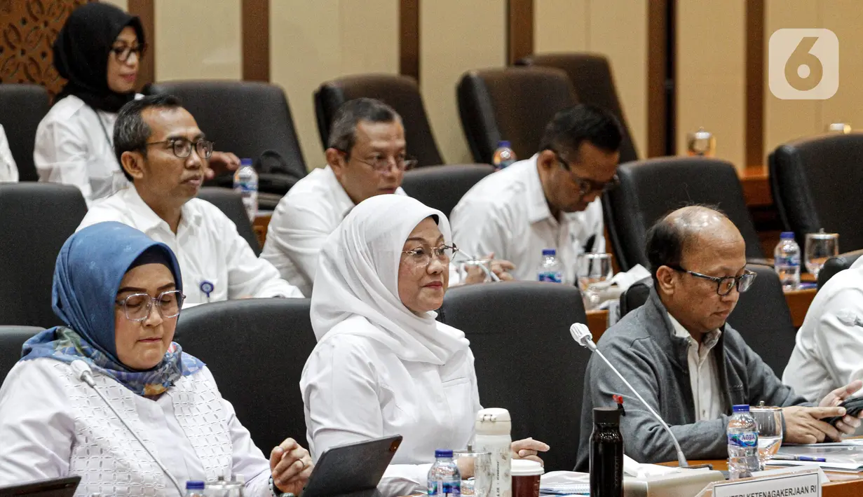 Menteri Ketenagakerjaan Ida Fauziyah saat mengikuti rapat kerja dengan Komisi IX DPR di Kompleks Parlemen Senayan, Jakarta, Selasa (6/6/2023). (Liputan6.com/Faizal Fanani)