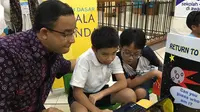 Siswa-siswi sekolah dasar yang terlibat di ekskul Coder Camp memberikan penjelasan kepada Mendikbud Anies Baswedan tentang game yang mereka buat. 