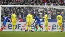 Paul Pogba (tengah) mencetak satu gol untuk kemenangan Prancis saat melawan Swedia pada laga grup A Kualifikasi Piala Dunia 2018 di Stade de France Stadium, Saint-Denis, Prancis, (11/11/2016). Prancis Menang 2-1. (AP/Christophe Ena)