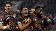 Gelandang Olympiacos, Santiago Hezze (tengah) merayakan gol keempat timnya yang dicetak ke gawang Aston Villa pada leg pertama babak semifinal Europa Conference League di Villa Park, Jumat (3/5/2024) dini hari WIB. (AP Photo/Rui Vieira)
