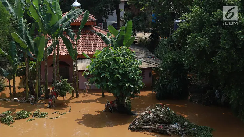 Penampakan Sungai Ciliwung yang Meluap di Pejaten Timur