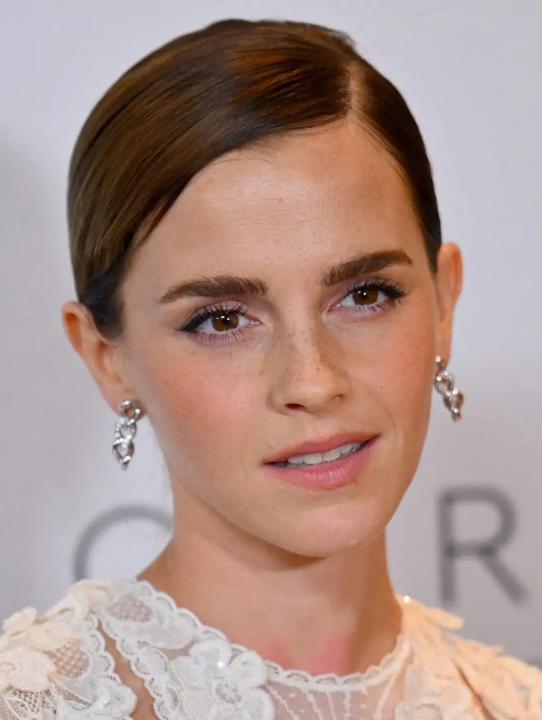 Pesona Emma Watson Pakai Gaun Putih Tipis dengan Detail Renda Bunga