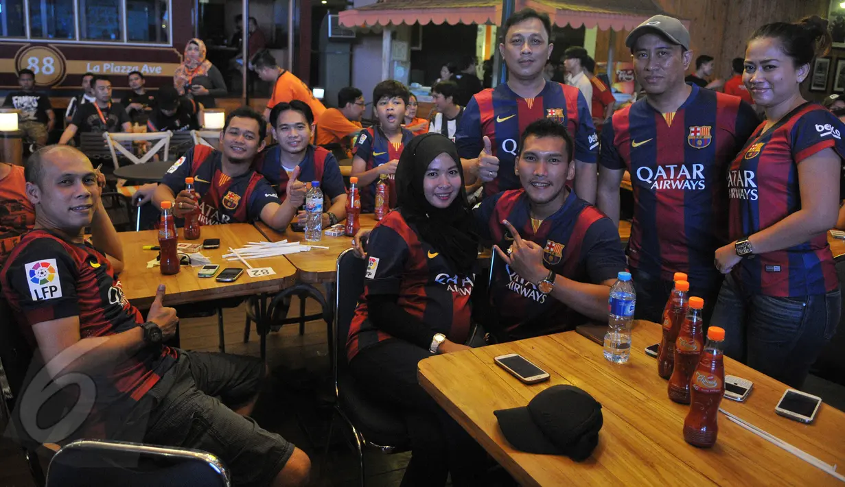 Fans Barca berfoto bersama saat nonton bareng final Liga Champions Juventus vs Barcelona, di Dock 88, La Piazza, Mall Kelapa Gading, Minggu (7/6/2015). (Liputan6.com/Herman Zakharia)