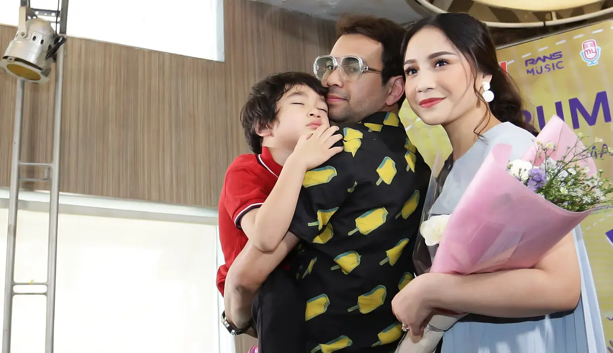 Raffi Ahmad dan Nagita Slavina rilis album RANS di kawasan Kemang, Jakarta Selatan, Jumat (6/3/2020). (Bambang E Ros/Fimela.com)