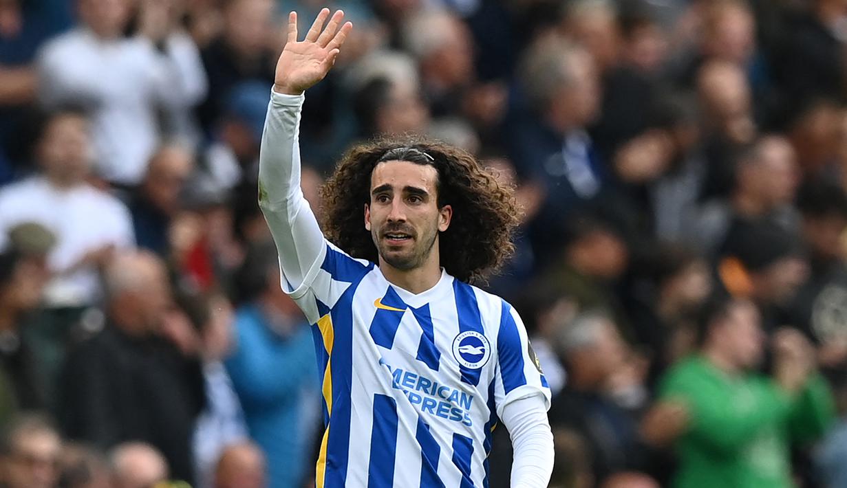 Marc Cucurella. Tampil mengesankan bersama Brighton and Hove Albion membuat bek kiri Spanyol berusia 23 tahun ini menjadi incaran klub-klub besar Eropa. Bahkan juara Liga Inggris musim ini Manchester City pun ikut memburu sang pemain. (AFP/Glyn Kirk)