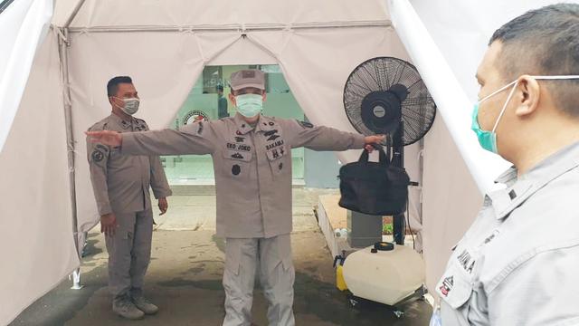 Cegah Corona, Kantor Bakamla RI Disemprokan Cairan Disinfektan