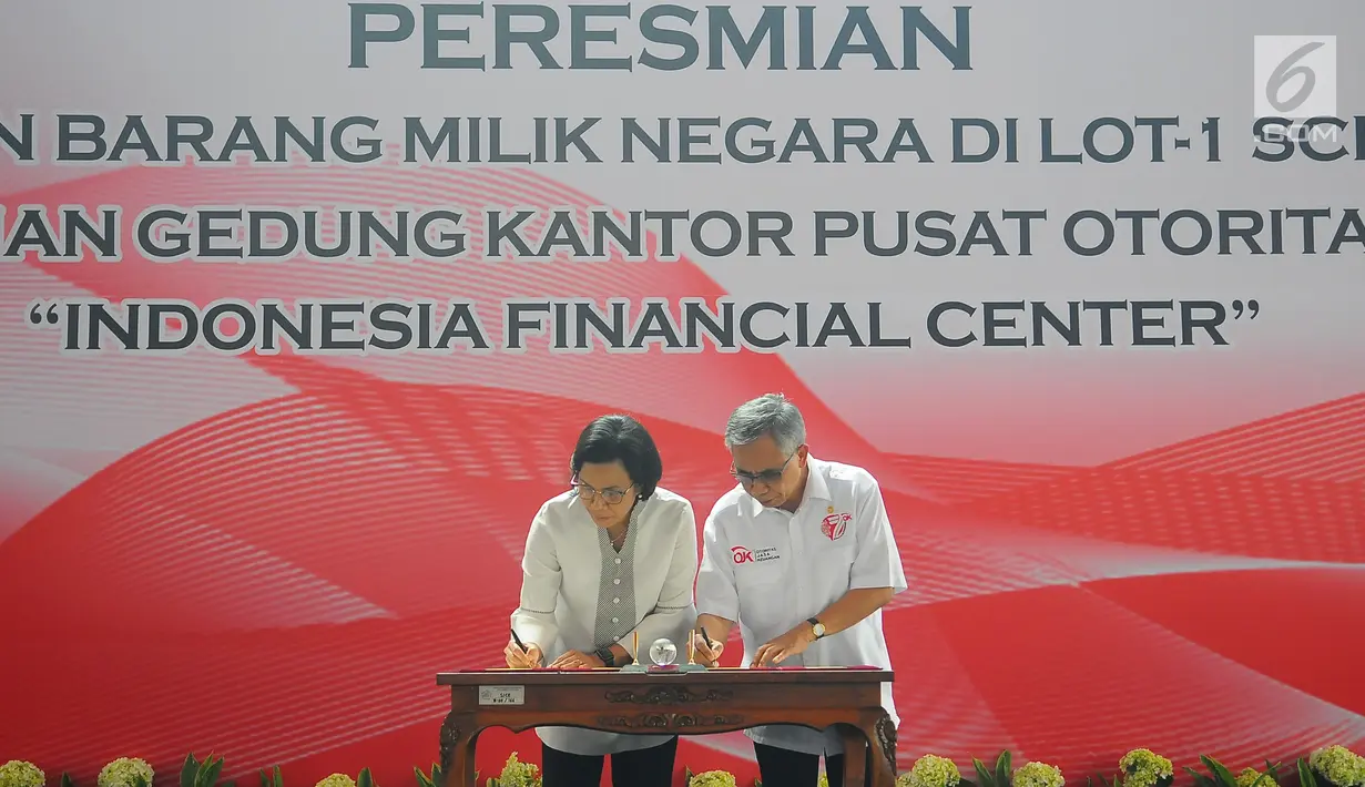 Menkeu Sri Mulyani (kiri) bersama Ketua Otoritas Jasa Keuangan (OJK) Wimboh Santoso menandatangani dokumen saat seremonial pembangunan Kantor Pusat OJK di Jakarta, Selasa (2/4). Gedung Indonesia Financial Center akan memiliki dua tower. (Liputan6.com/Angga Yuniar)