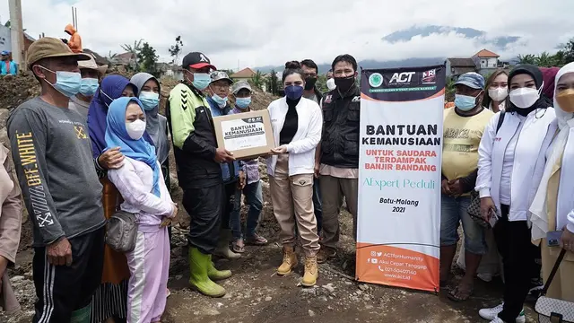 Datang Langsung Ke Posko, Ini 7 Momen Ashanty Beri Bantuan Ke Korban Bancana Semeru