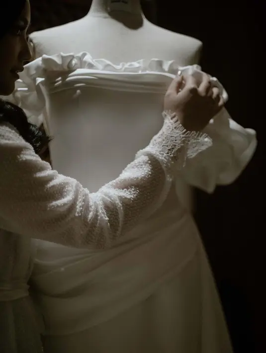 Tak banyak detail atau minimalis tapi tetap manis dengan renda yang romantis [IG @auroramanda95]