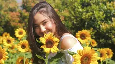 Di tengah kesibukannya sebagai selebriti, gadis kelahiran Jakarta, 13 Juli 2000 ini menyempatkan waktu untuk pergi berlibur. Kota Bandung dengan taman bunga matahari menjadi salah satu pilihan wisata kekasih Rizky Nazar ini.(Liputan6.com/IG/syifahadjureal)