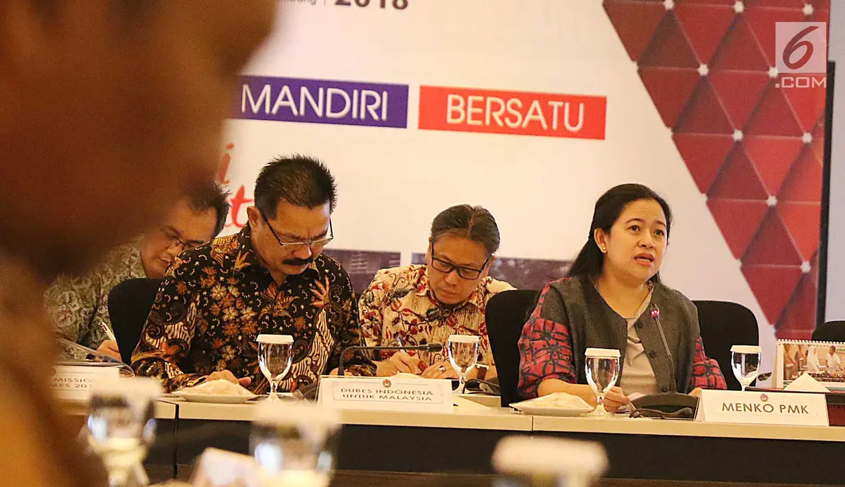 Menko PMK, Puan Maharani memimpin rapat persiapan Sea Games 2017 Kuala Lumpur di Jakarta, Jumat (14/7). Rapat yang berlangsung tertutup itu turut dihadiri Dubes Malaysia untuk Indonesia, TYT Dato’ Seri Zahrain Mohamed Hashim. (Liputan6.com/Angga Yuniar)