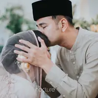 "Suasana haru biruuuu...," tulis Syahnaz Shadiqa sebagai keterangan tiga foto acara pengajian yang diunggah di akun Instagram pada 14 April 2018. Dalam foto pertama, Raffi Ahmad terlihat mencium adiknya Syahnaz. (Instagram/syahnazs)