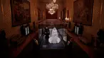 Petugas berjaga dekat gaun pernikahan Meghan Markle dan Pangeran Harry yang ditampilkan pada pameran “A Royal Wedding: The Duke and Duchess of Sussex” di Kastil Windsor, London, 25 Oktober 2018. Pameran ini dibuka hingga Januari 2019. (AP/Matt Dunham)