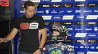 Marc Rovira saat mendampingi Jorge Lorenzo sebagai pelatih pribadi di Yamaha. (vavel.com)