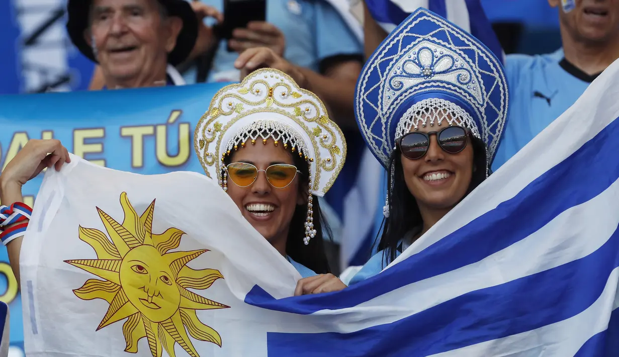 Ekspresi fans Uruguay saat mendukung timnya melawan Arab Saudi pada laga grup A Piala Dunia 2018 di Rostov Arena, Rostov-on-Don, Rusia, (20/6/2018). Uruguay menang 1-0. (AP/Darko Vojinovic)