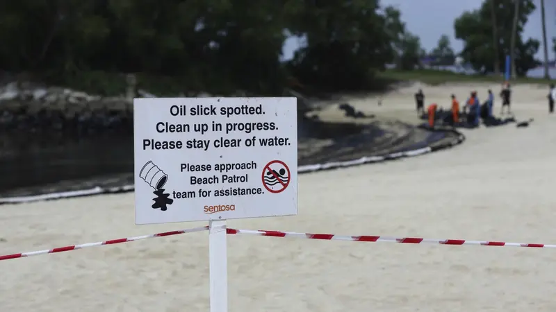Tepi pantai di beberapa bagian East Coast Park di Sentosa, Singapura ditutup akibat tumpahan minyak. (AP)