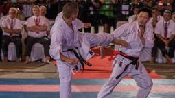 Penampilan karateka Jepang, Jun Wakisaka, pada final Grand Master ajang Kejuaraan Dunia Karate SKIF 2016 melawan karateka Denmark, Philip Carlsen. Jun Wakisaka berhasil meraih gelar Grand Master. (Bola.com/Vitalis Yogi Trisna)
