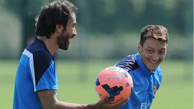 Pires Latihan Bersama Mesut Ozil. Sumber Foto: London Evening Standard.