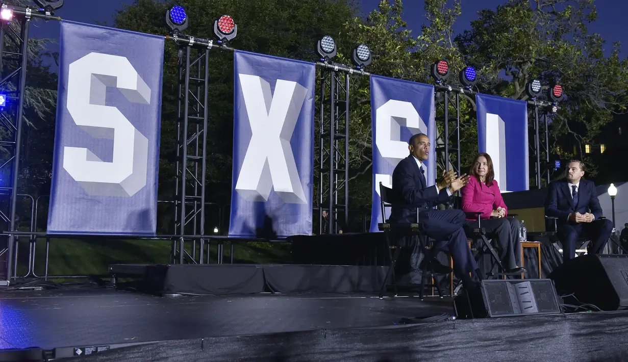 Presiden AS Barack Obama memberikan sambutan saat menghadiri diskusi membahas perubahan iklim selama "South by South Lawn" (SXSL) festival di Gedung Putih (3/10). (AFP PHOTO/Mandel NGAN)