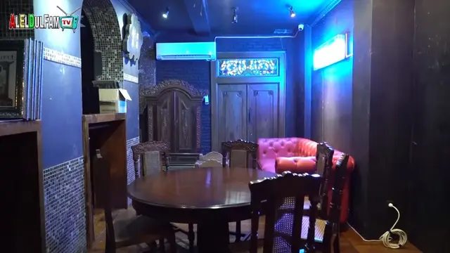7 Potret Kafe El Rumi, Bergaya Vintage Penuh Hiasan Dari Kayu Jati