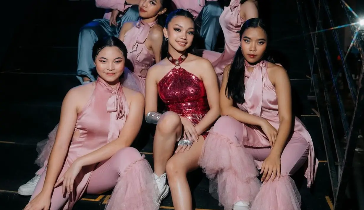 Naura Ayu tak kalah memukau dengan sequined halter dress warna pink dan silver gloves. Tatanan rambut bergaya ponytail membuatnya terlihat seperti Barbie! [naura.ayu]