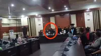 Video viral, oknum anggota DPRD Sulawesi tenggara menggebrak meja saat warga menuntut janji perusahaan membangun smelter nikel di Konawe Utara.