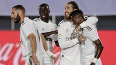 Para pemain Real Madrid merayakan gol yang dicetak oleh Vinicius Junior ke gawang Real Mallorca pada laga La Liga di Stadion Alfredo Di Stefano, Kamis (25/6/2020). Real Madrid menang 2-0 atas Real Mallorca. (AP/Bernat Armangue)