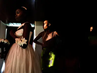 Model menunggu di belakang panggung sebelum tampil dalam Africa Fashion Week di Lagos (3/6). Empat negara Afrika, Senegal, Kamerun, Ghana dan Zambia ikut berpartisipasi dalam karnaval African Fashion. (AFP Photo/Marco Longari)