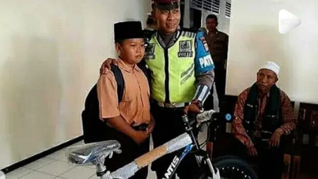 Seorang bocah menangis saat dirazia polisi. Kejadian ini sempat viral dan membuatnya dapat hadiah sepeda agar tak kendarai motor sebelum waktunya.