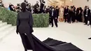 <p>Seperti penampilannya di Met Gala 2021, Kim Kardashian tampil serba hitam dan tertutup di semua bagian tubuh, termasuk wajahnya. (Instagram/kimkardashian).</p>