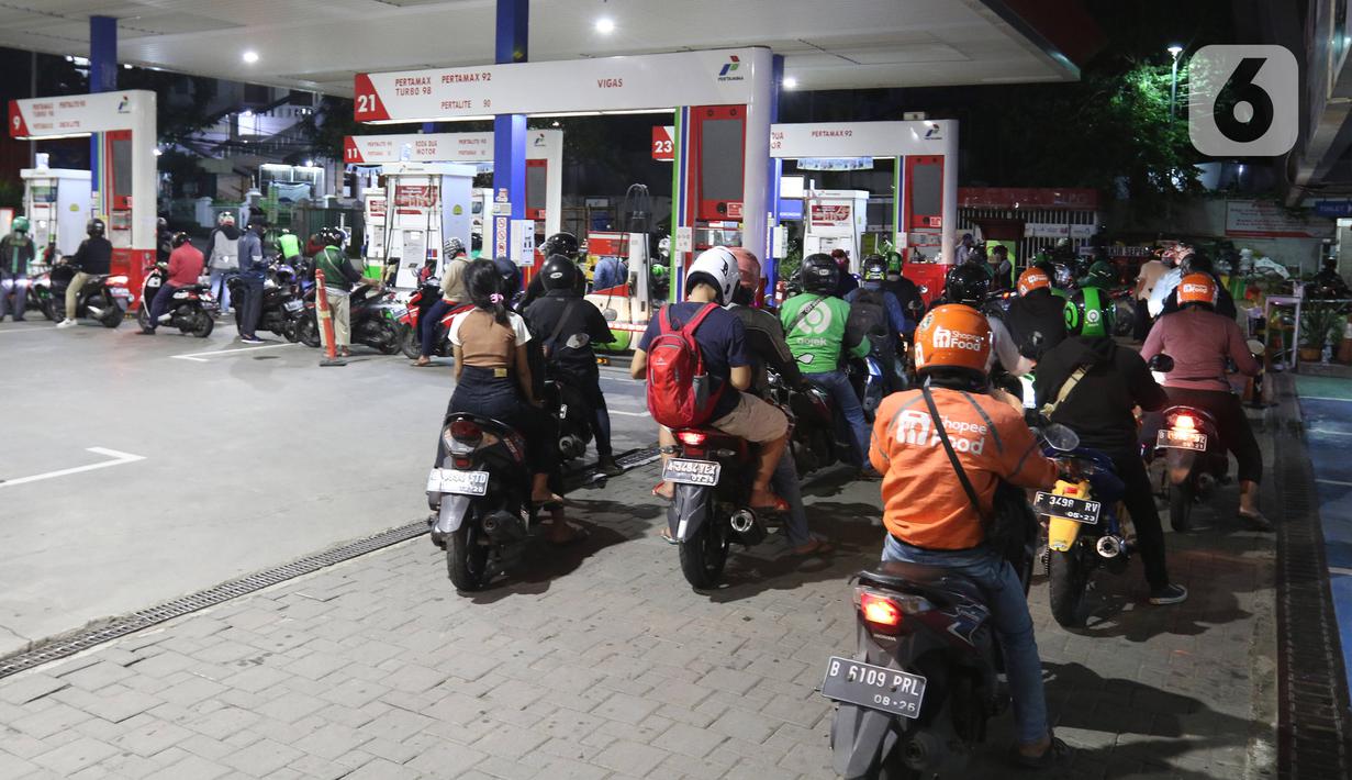 Sejumlah kendaraan mengantre untuk mengisi bahan bakar minyak (BBM) di sebuah SPBU di Jakarta, Kamis (31/3/2022). PT Pertamina (Persero) akan memberlakukan tarif baru BBM jenis Pertamax menjadi Rp 12.500 pada 1 April 2022. (Liputan6.com/Herman Zakharia)
