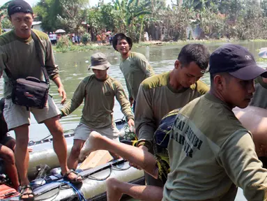 Citizen6, Surabaya: Selang waktu sekitar tiga jam dari waktu tenggelam, jasad Ade Bekti Setyo Utama putra dari bapak Jiran (Alm) ditemukan tepatnya sekitar jam 13.00 WIB. Penemuan korban di kedalaman lima meter dari tempat awal. (Pengirim: Budi Abdillah)