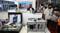 Pengunjung melihat ctrlX AUTOMATION di booth Bosch pada pameran Manufacturing Indonesia 2022 di JIEXPO Kemayoran, Jakarta (01/12/2022) (Liputan6.com)
