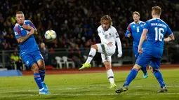 Penyerang Prancis, Antoine Griezmann melakukan tendangan ke arah gawang Islandia dalam laga lanjutan Grup H Kualifikasi Piala Eropa 2020. di Stadion Laugardalsvollur, Reykjavik, Jumat (11/10/2019). Timnas Prancis harus susah payah mengalahkan Islandia dengan skor 1-0. (AP/Brynjar Gunnarsson)