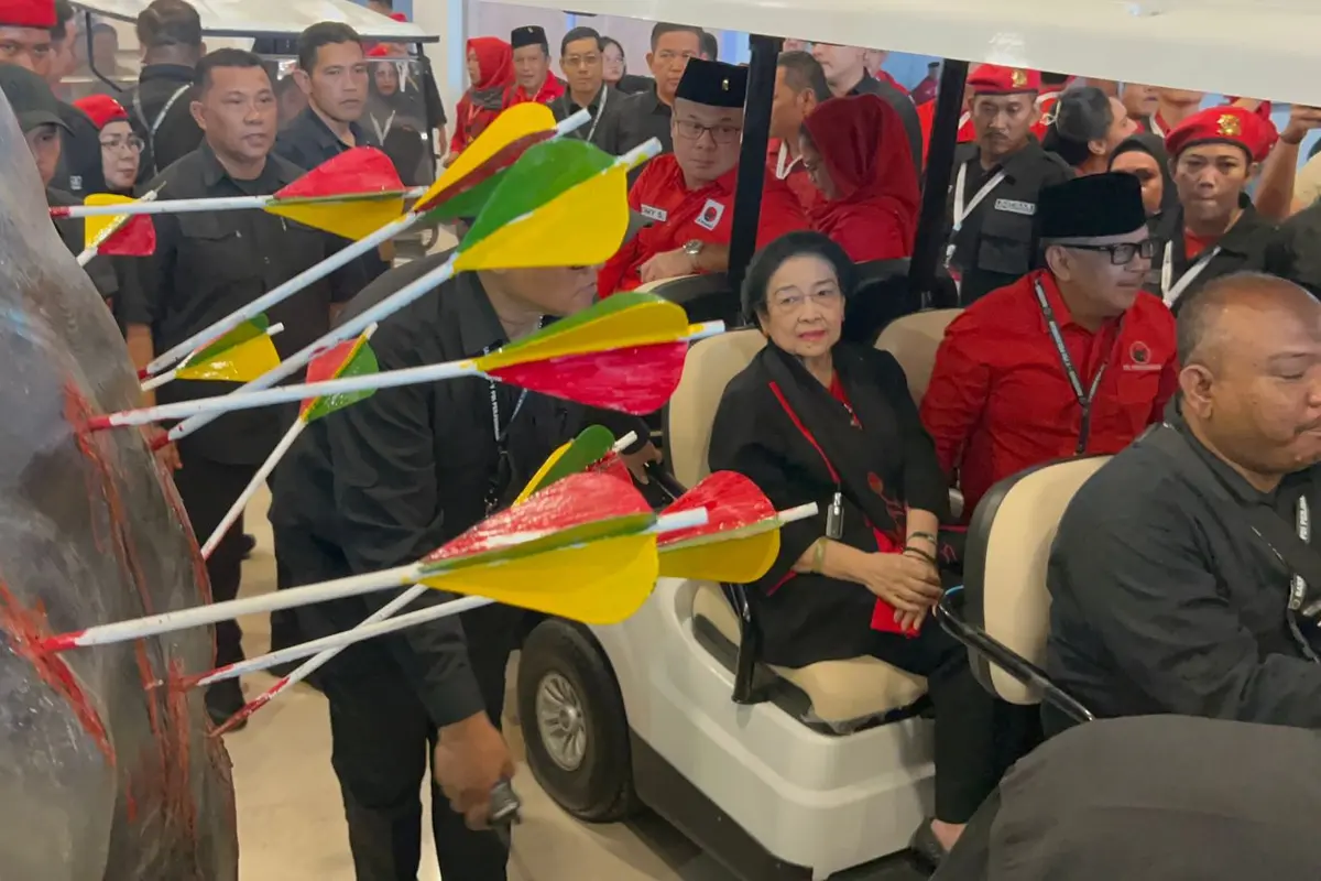 Ketua Umum PDIP Megawati Soekarnoputri saat melihat patung patung banteng berdarah yang tertusuk panah di Arena Rakernas V PDIP