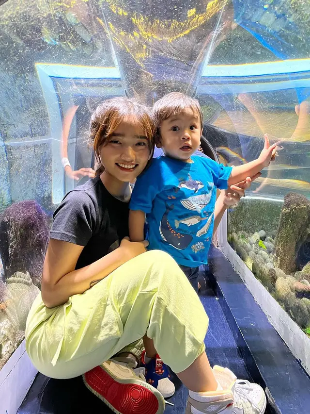 Seru Lihat Ikan, Ini 7 Momen Fuji Bersama Gala Jalan-Jalan