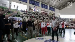 Wagub DKI Jakarta Sandiaga Uno bersiap menembakan bola usai membuka pelatihan pendidikan Basket di Gor Ciracas, Jakarta, Rabu (24/1). Pendidikan basket ini diberikan kepada lebih dari 5.000 guru olahraga dari 3.000 sekolah. (Liputan6.com/Faizal Fanani)