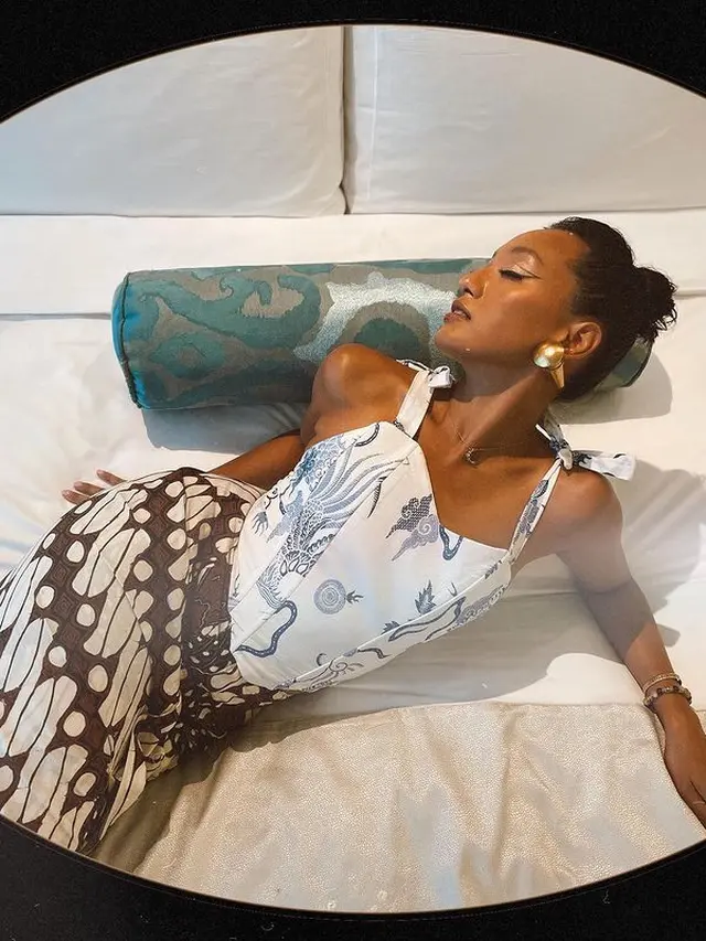 8 Inspirasi Busana Serba Putih dari Asmara Abigail, Buktikan Tetap Cantik dan Percaya Diri dengan Kulit Sawo Matang