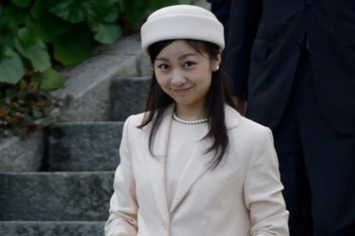 Senyum Manis Putri Mahkota Pukau Publik Jepang