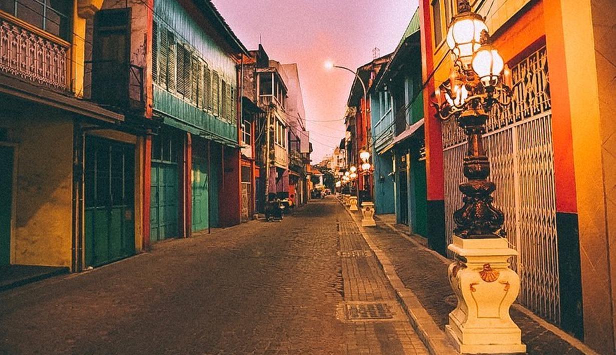 Sebelumnya direvitalisasi, Jalan Panggung lebih memiliki tampilan tempo dulu, namun kini Jalan Panggung telah disulap menjadi bangunan warna-warni. Pengecatan, pemasangan lampu hias klasik, dan pemasangan paving block membuat nuansa kolonial makin terasa. (Liputan6.com/IG/@surabaya)