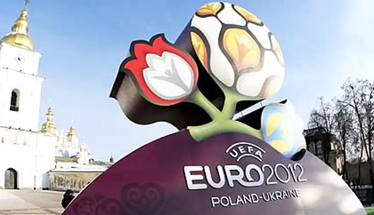 Logo UEFA EURO Cup 2012 diluncurkan di Katedral Mikhaylovsky, Kiev, Ukraina pada 14 Desember 2009. Partai final Euro 2012 dilangsungkan di Kiev pada 1 Juli 2012. AFP PHOTO/GENYA SAVILOV