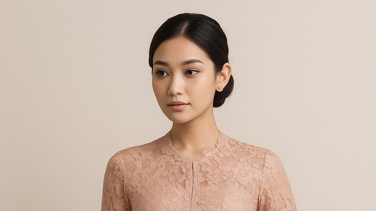 7 Model Kebaya Brokat Lengan Lonceng Belah yang Tren di 2025